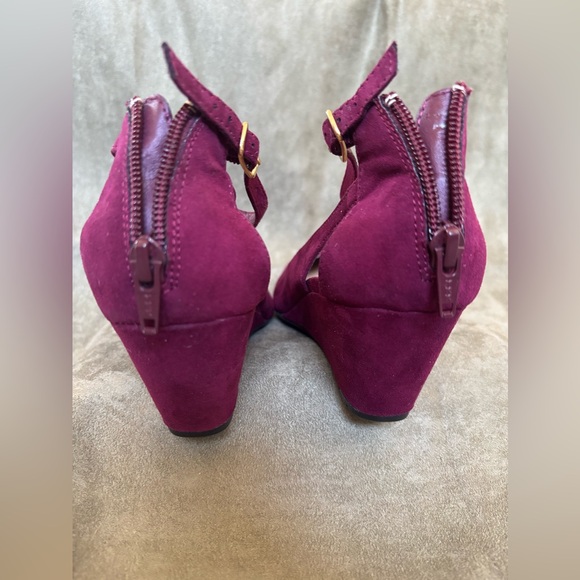 AMERICAN RAG Burgundy Faux Suede SZ 7.5 Ankle Strap Wedge w/ back Zip Closure - Picture 14 of 16